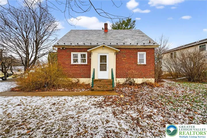 Back of house.
Yard digitally enhanced