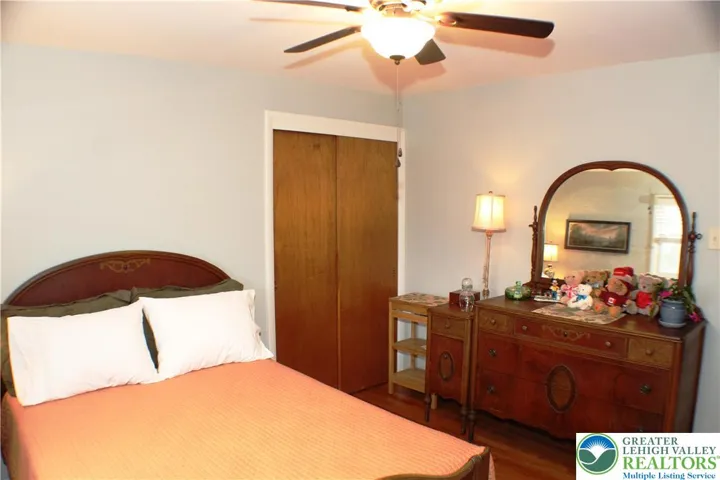 Ceiling fans in all bedrooms, hardwood in all bedrooms