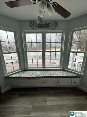 breakfast nook/kitchen/window seating