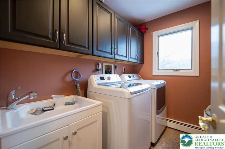 Laundry room w/utility sink