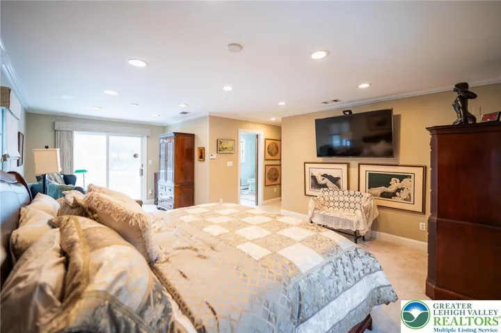 Master Suitew/sliding doors to balcony