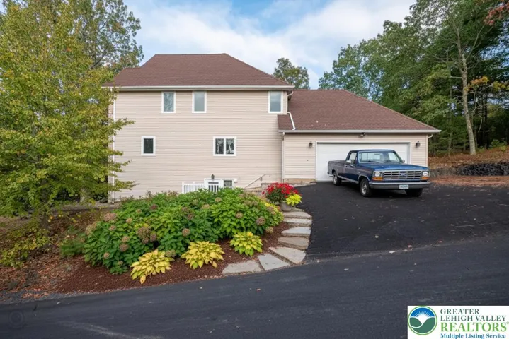 Virtually staged - Enormous driveway brand new