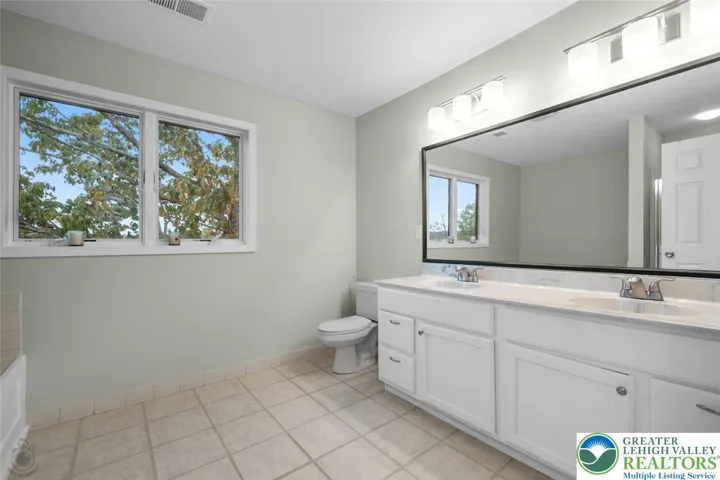 En-suite bathroom w double vanity