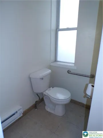 Full bathroom toilet