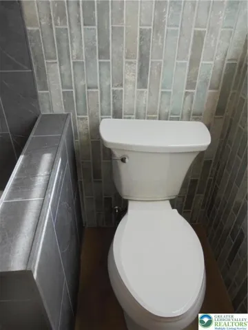 Commode With Privacy Pony Wall