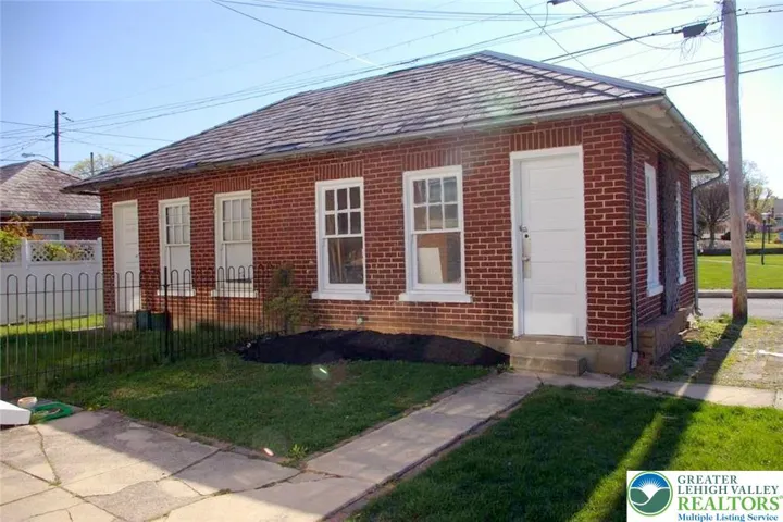 1 Car garage w/newer roof