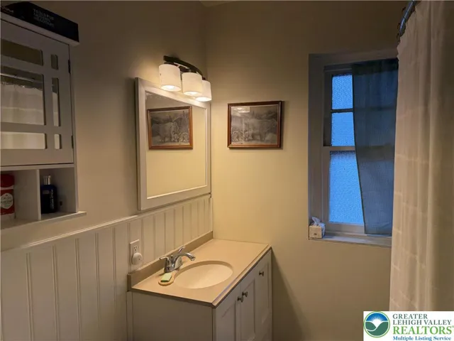 12 x 7 Full bathroom