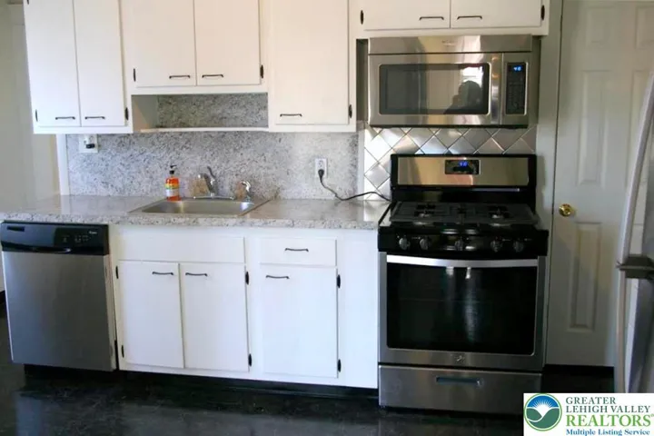 10 x 15 eat in kitchen