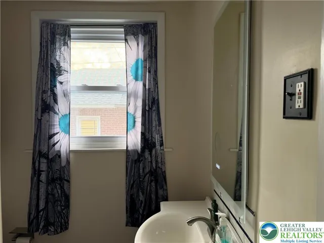 8 x 5 Full bathroom off kitchen