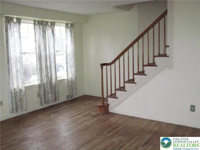 LR has hardwood flooring