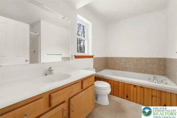 Primary Bathroom w/Jetted Tub