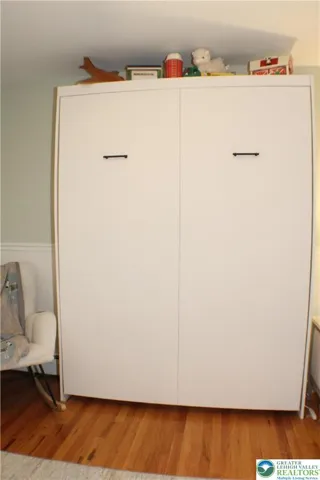 The Murphy bed remains fpr the new owner. (Could be removed, if you don't like it.)