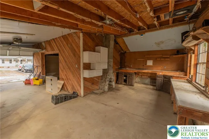 Oversized 2-car garage w/bonus workshop area