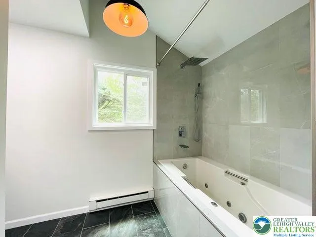 Upstairs jucuzzi tub