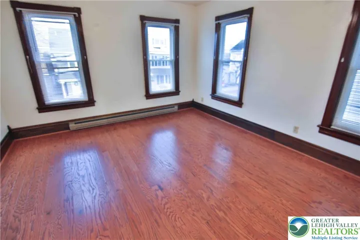 Front bedroom w/hardwood floors
