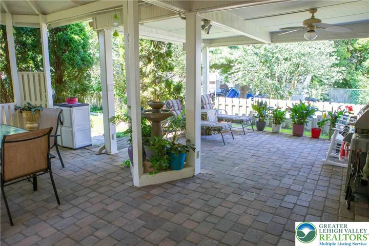 Mature landscaping in full bloom - 8/25