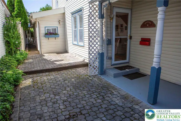 Private side patio area