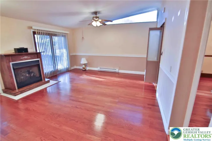 Family room w/vaulted ceiling, gas fireplace & sliders to back yard