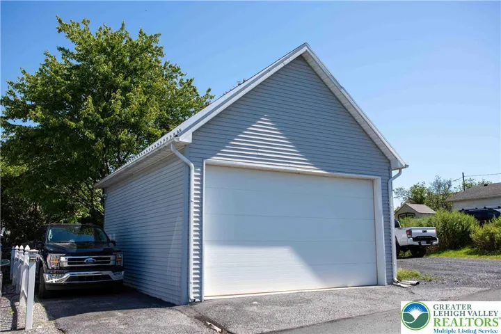 WOW!!! 10 FT garage door!!