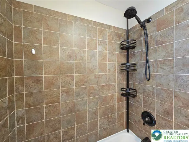 Full bath - tiled shower