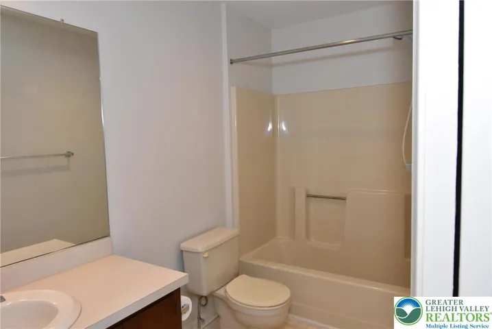 2nd Full bath with tub / shower