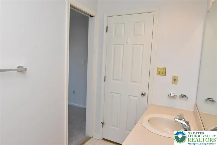 2nd Full bath with tub / shower