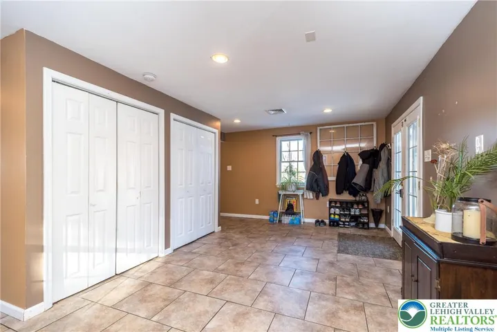 large mud room multi-purpose room