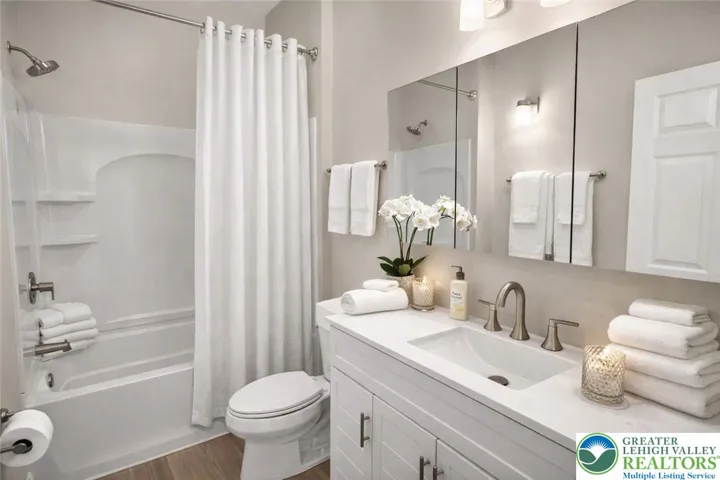 Staged Full Bath
