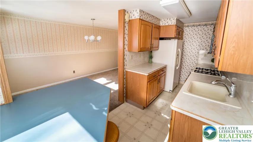 Eat-in Kitchen with bar stools