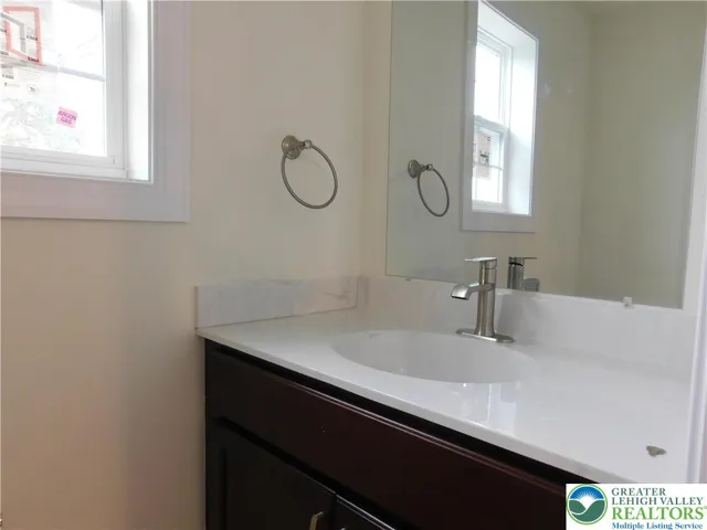 Main floor 1/2 bath