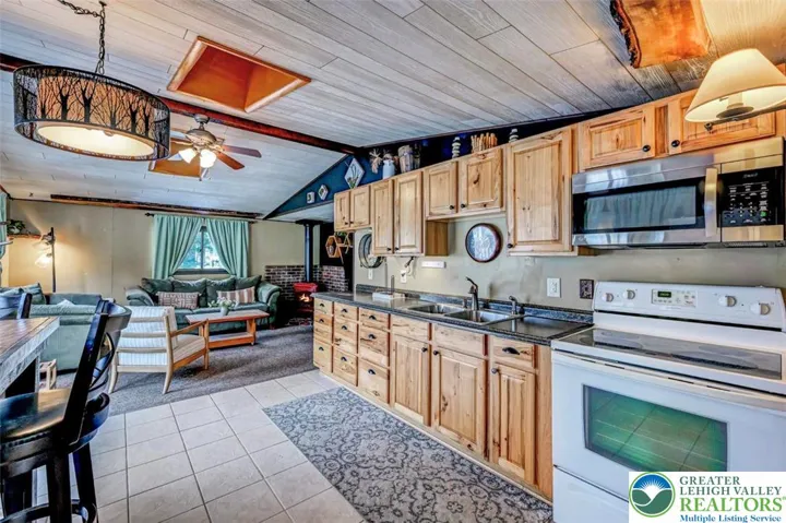 Kitchen w/ Newer Countertop