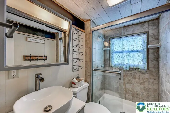 Full Bath w/ Tiled Shower