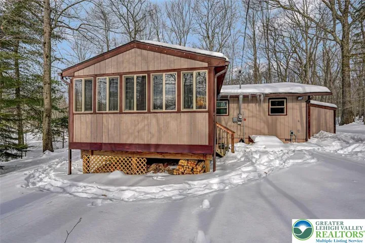 Spacious 3 Season Room