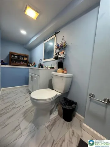 Lower level full bath.