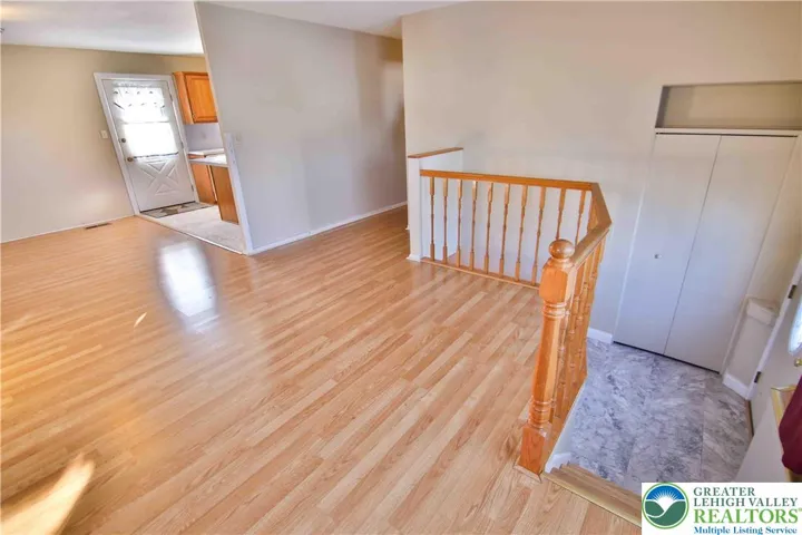 Open flowing laminate flooring through main level