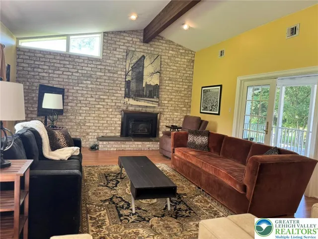 Living Room w/vaulted ceiling