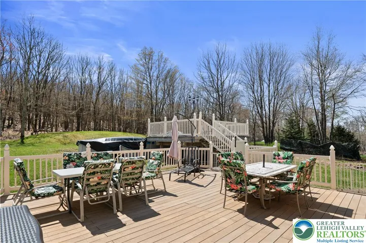 Large lower deck - no splashes from the pool!