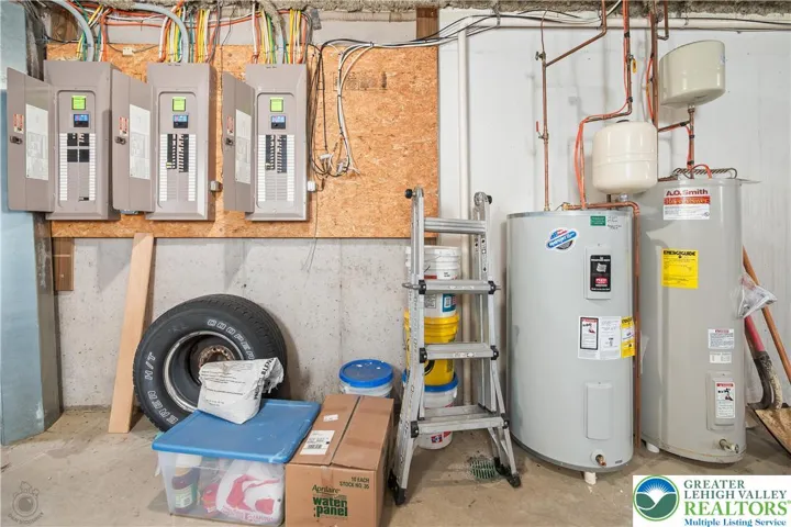 557 - Lower Level - Electrical panels - 557