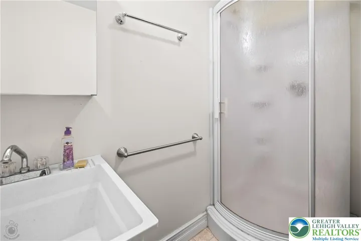 559 - Full Three Piece Bath Room Located in Garage Area