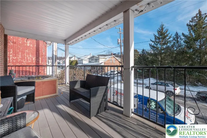 557 - 24.10 x 7.9 Trex Balcony - access from Living Room
