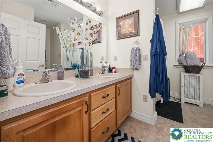 557 - Upper Level Unit