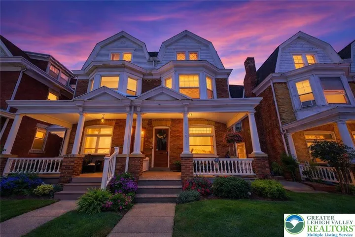 Summertime vibes for 1542 W Walnut St.