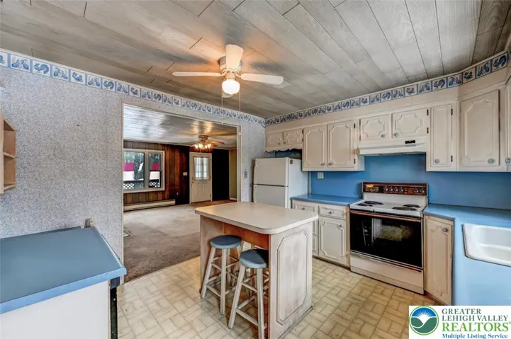 Kitchen w/ Bar Top Island