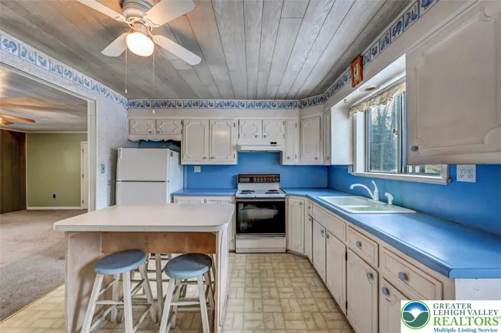 Kitchen w/ Island