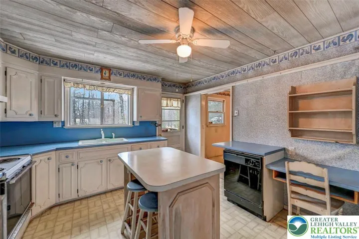 Kitchen w/ Island