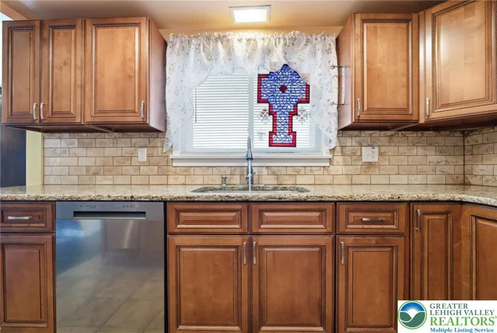Granite Counters, Soft-close doors and drawers, Large Sink