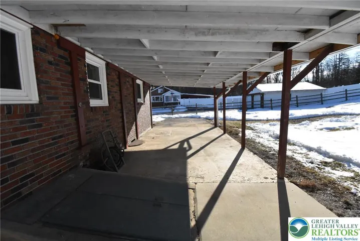 Large covered patio 25'x12'