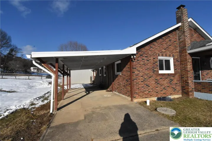 Large covered patio 25'x12'