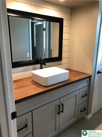 Full Bath with Farmhouse Sink