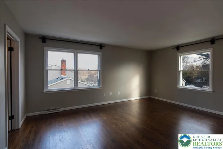 Master bedroom pic1